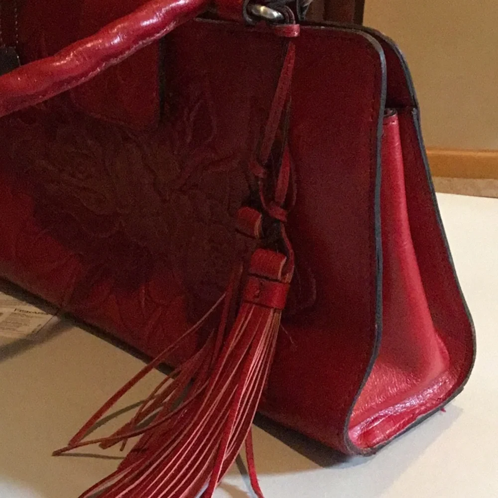🌹Patricia Nash Red Roses Embossed Leather Bag🌹 - Picture 4 of 9